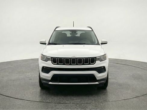 Used 2025 Jeep Compass Latitude AWD/4WD image 2