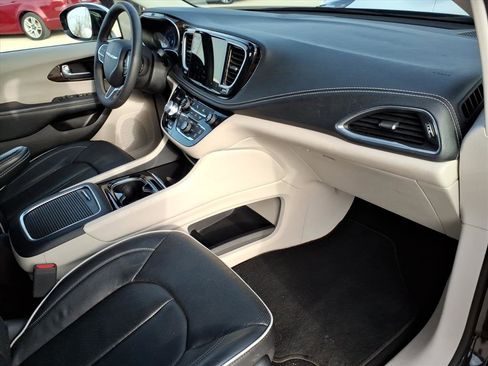 Used 2023 Chrysler Pacifica Limited image 18