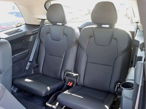 Used 2021 Volvo XC90 T6 Momentum w/ Climate Package image 32