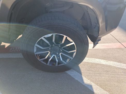 Used 2020 Toyota Tacoma TRD Sport image 11