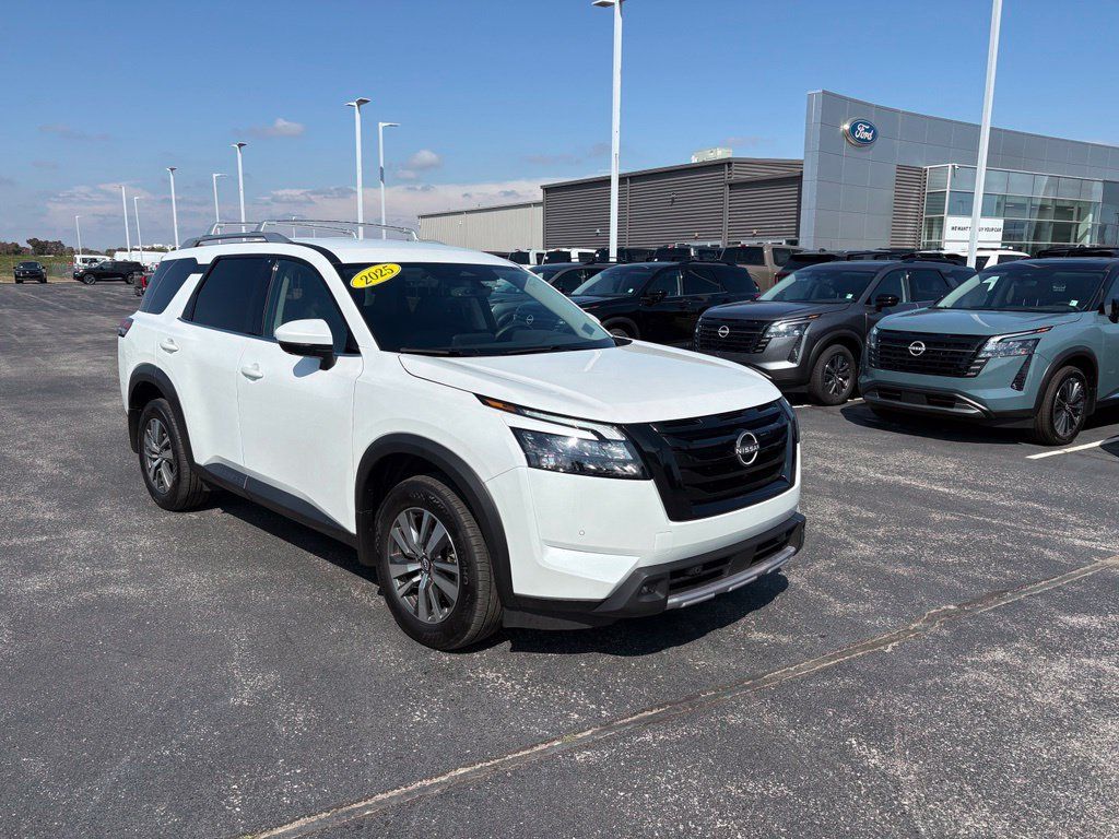 Used 2025 Nissan Pathfinder SL w/ Black Appearance Package AWD/4WD image 2