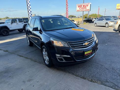 Used 2017 Chevrolet Traverse LT w/ Style and Technology Package image 3