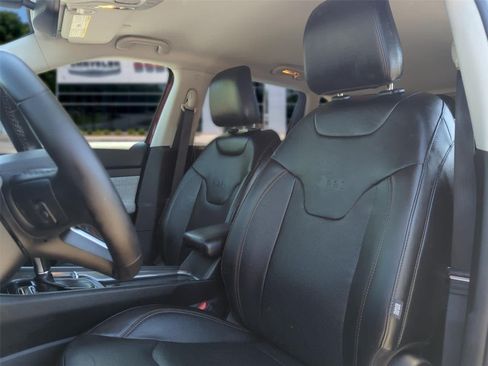 Used 2022 Jeep Compass Latitude AWD/4WD image 13