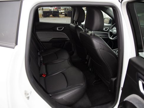 Used 2024 Jeep Compass Latitude image 22