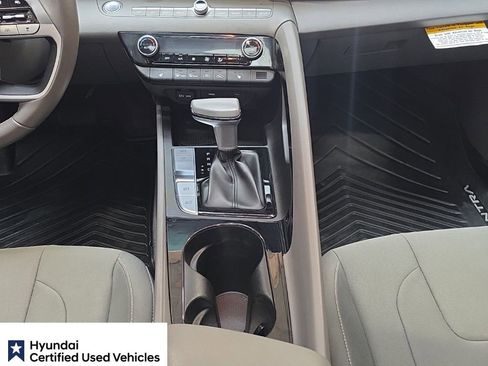 Used 2025 Hyundai Elantra SEL FWD image 21