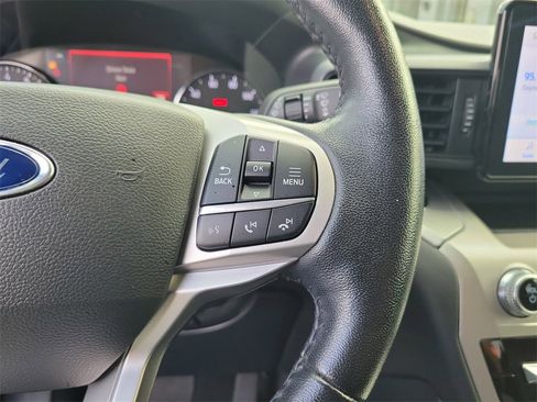 Used 2022 Ford Explorer XLT image 18