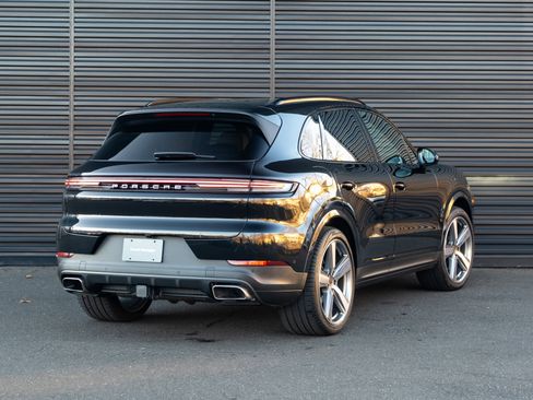Certified 2025 Porsche Cayenne image 8