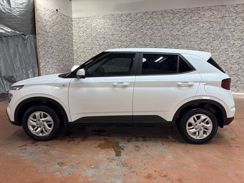 Used 2025 Hyundai Venue SE image 4