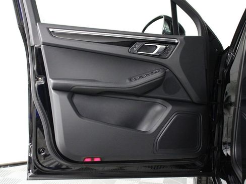 Used 2025 Porsche Macan image 20