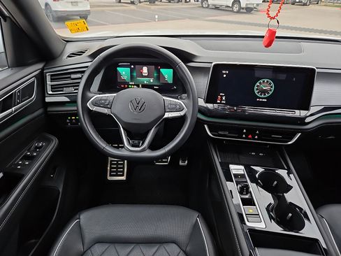 Used 2025 Volkswagen Atlas Cross Sport SEL Premium R-Line image 9