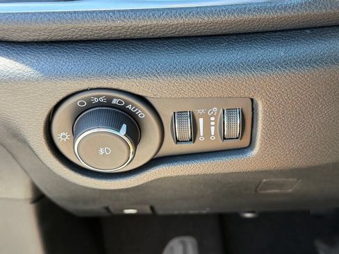 Used 2023 Chrysler Pacifica Pinnacle FWD image 11