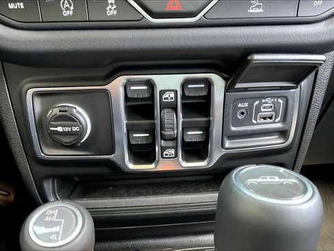 Certified 2025 Jeep Gladiator Sport image 19