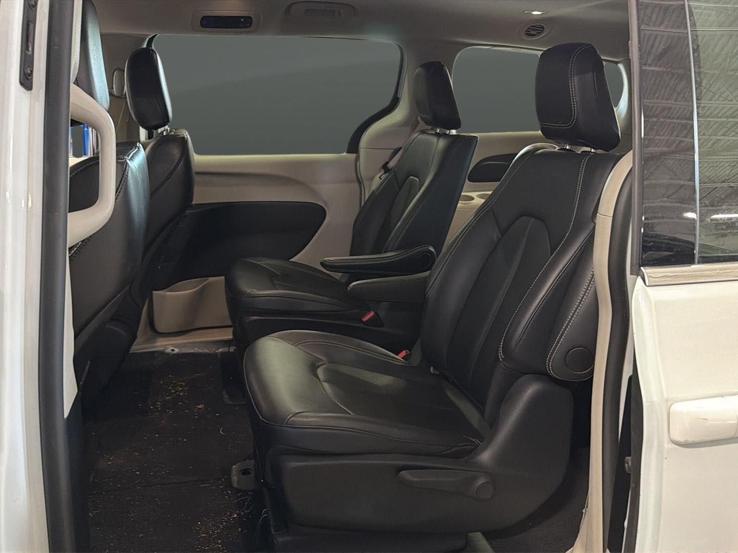 Used 2024 Chrysler Pacifica Limited FWD image 24