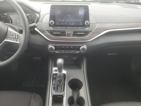 Used 2025 Nissan Altima 2.5 SV FWD image 11