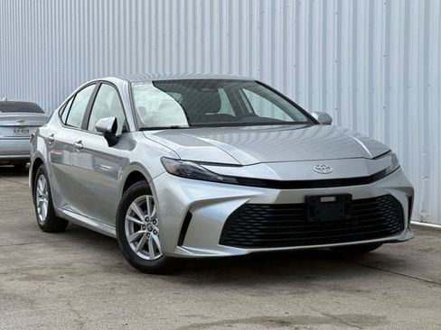 Used 2025 Toyota Camry LE image 2
