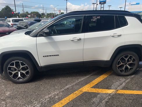 Used 2025 Jeep Compass Limited AWD/4WD image 2