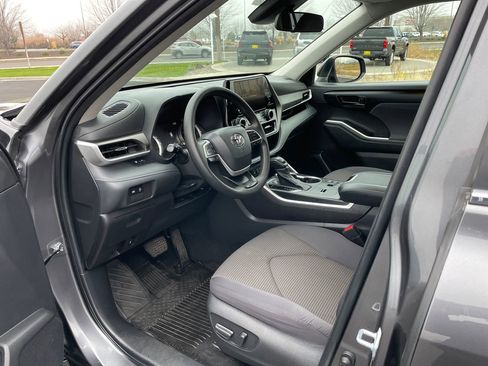 Certified 2023 Toyota Highlander L image 12