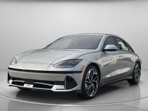 Used 2025 Hyundai Ioniq 6 SEL image 2