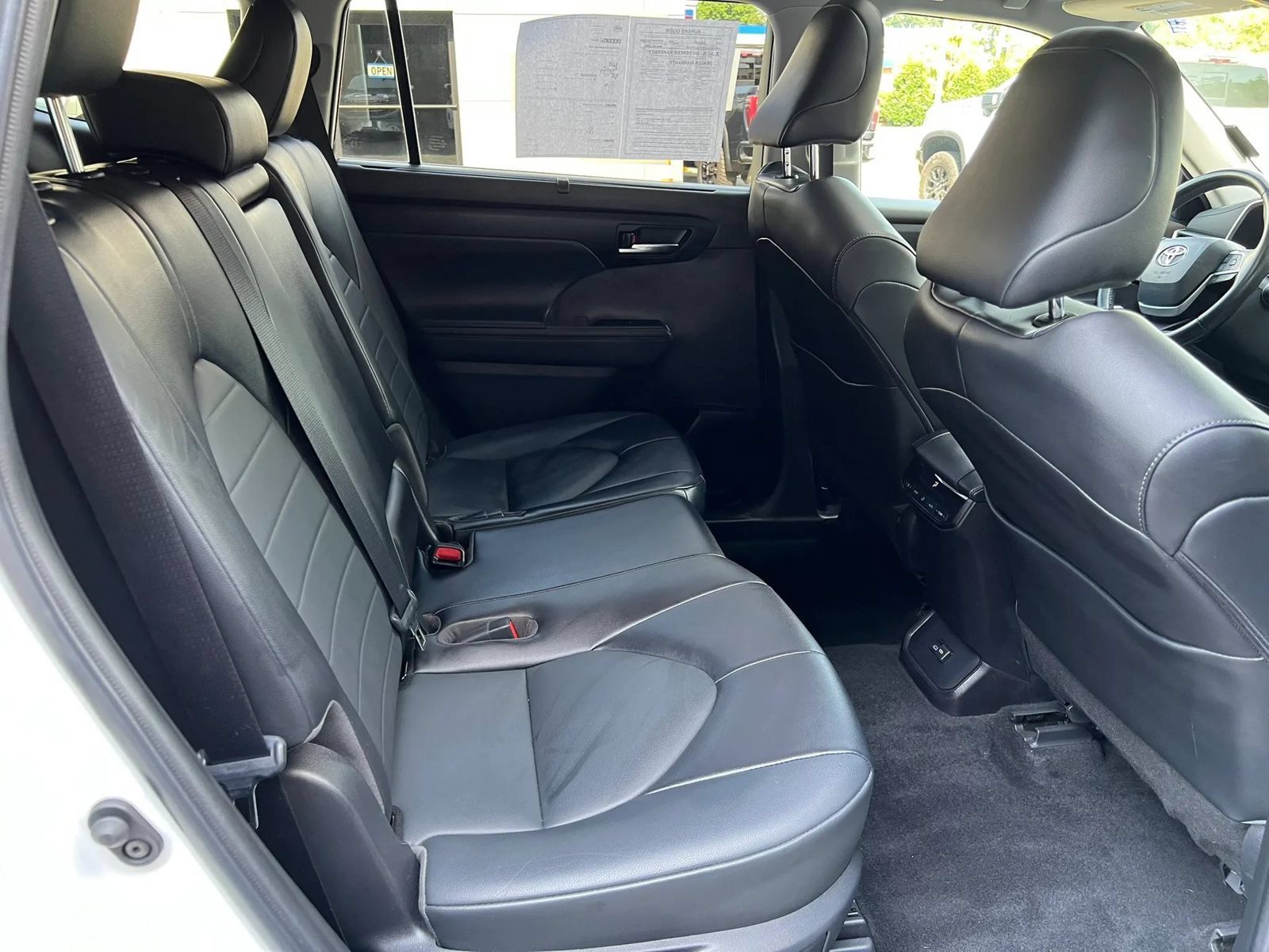 Used 2022 Toyota Highlander XLE FWD image 9