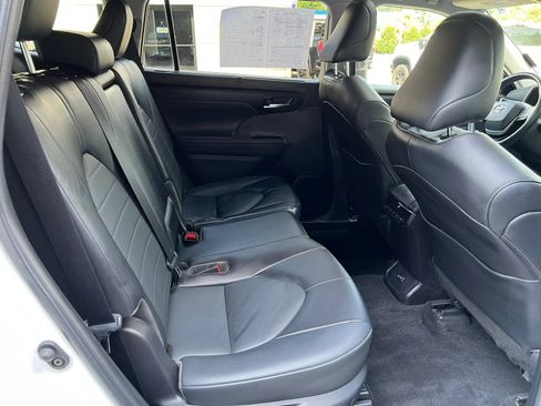 Used 2022 Toyota Highlander XLE FWD image 9