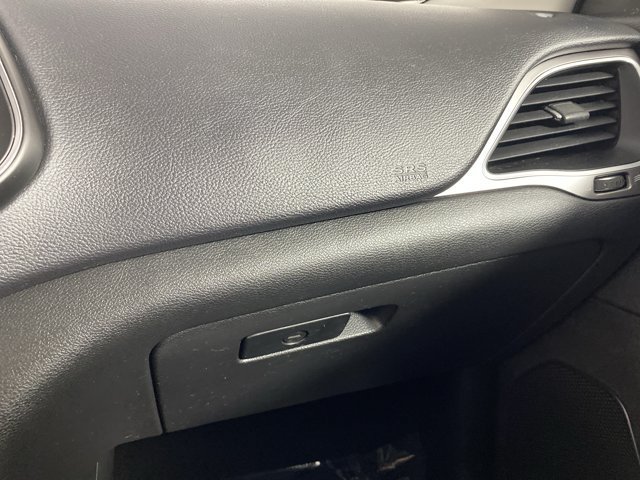 Used 2019 Jeep Cherokee Latitude Plus AWD/4WD image 29