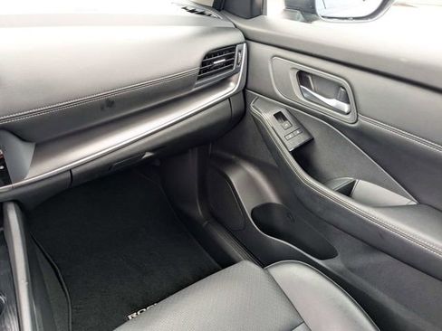 Used 2024 Nissan Rogue SV w/ SV Premium Package FWD image 16