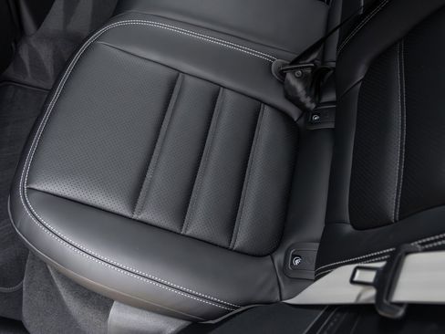 New 2026 Porsche Macan Turbo image 37