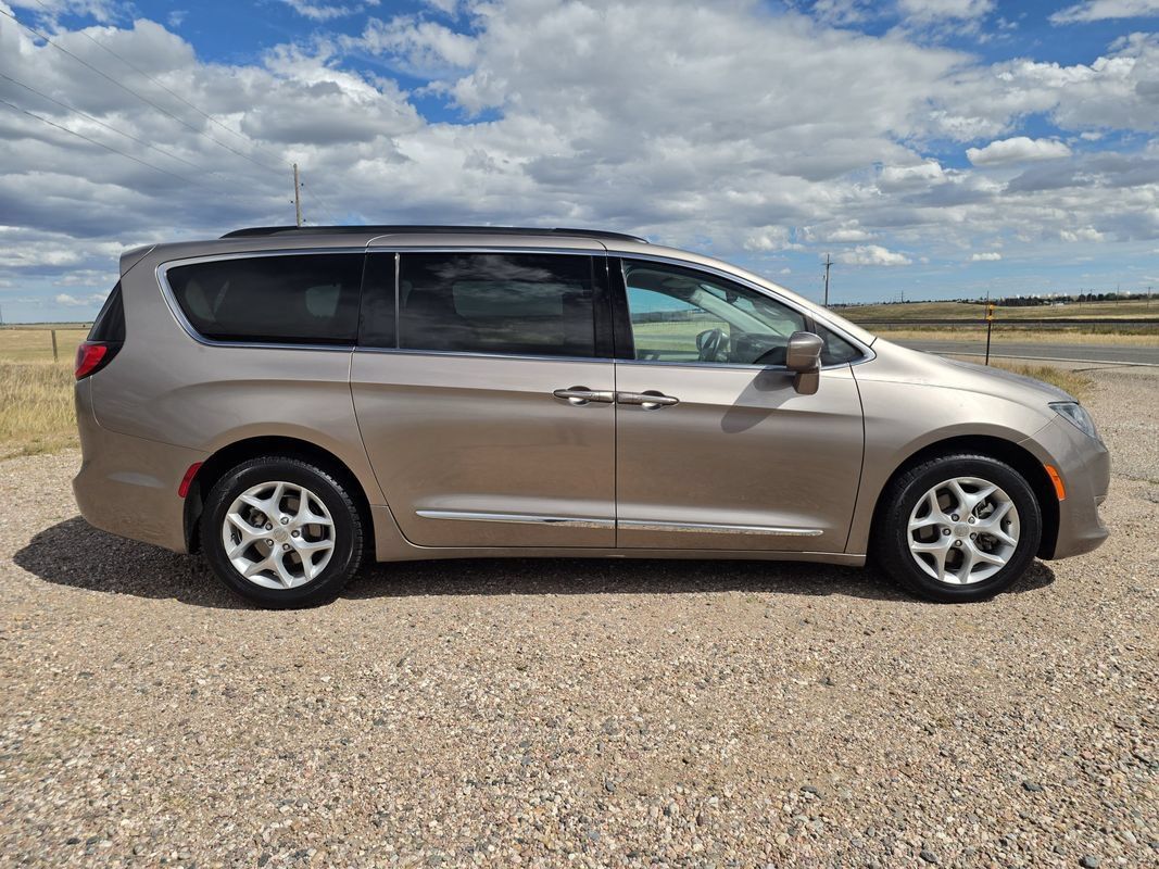 Used 2017 Chrysler Pacifica Touring-L w/ Tire & Wheel Group FWD image 6