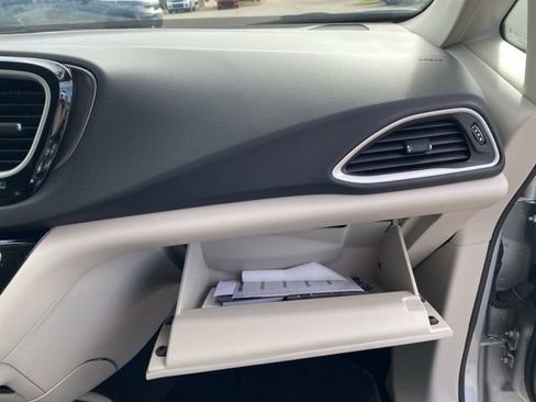 Used 2024 Chrysler Pacifica Touring-L FWD image 34