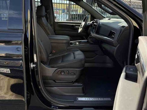 Used 2025 Chevrolet Suburban RST image 12