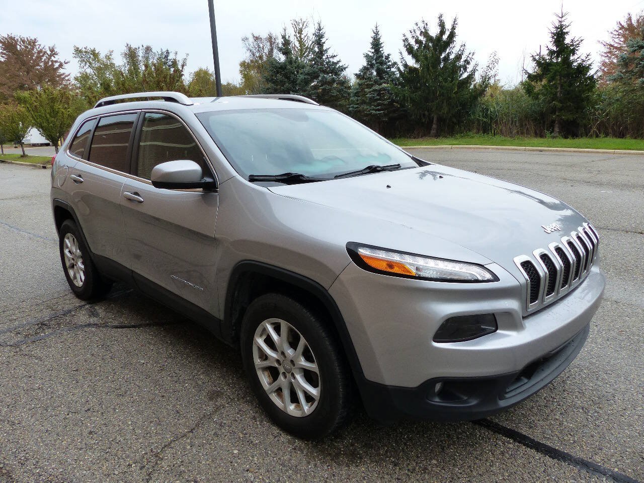 Used 2017 Jeep Cherokee Latitude w/ Cold Weather Group AWD/4WD image 13