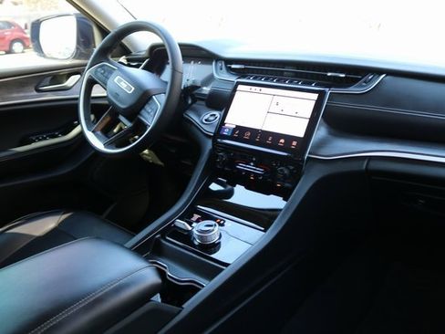 Used 2024 Jeep Grand Cherokee Limited image 19