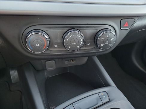 Used 2025 Chevrolet Trax LS w/ LS Convenience Package FWD image 17
