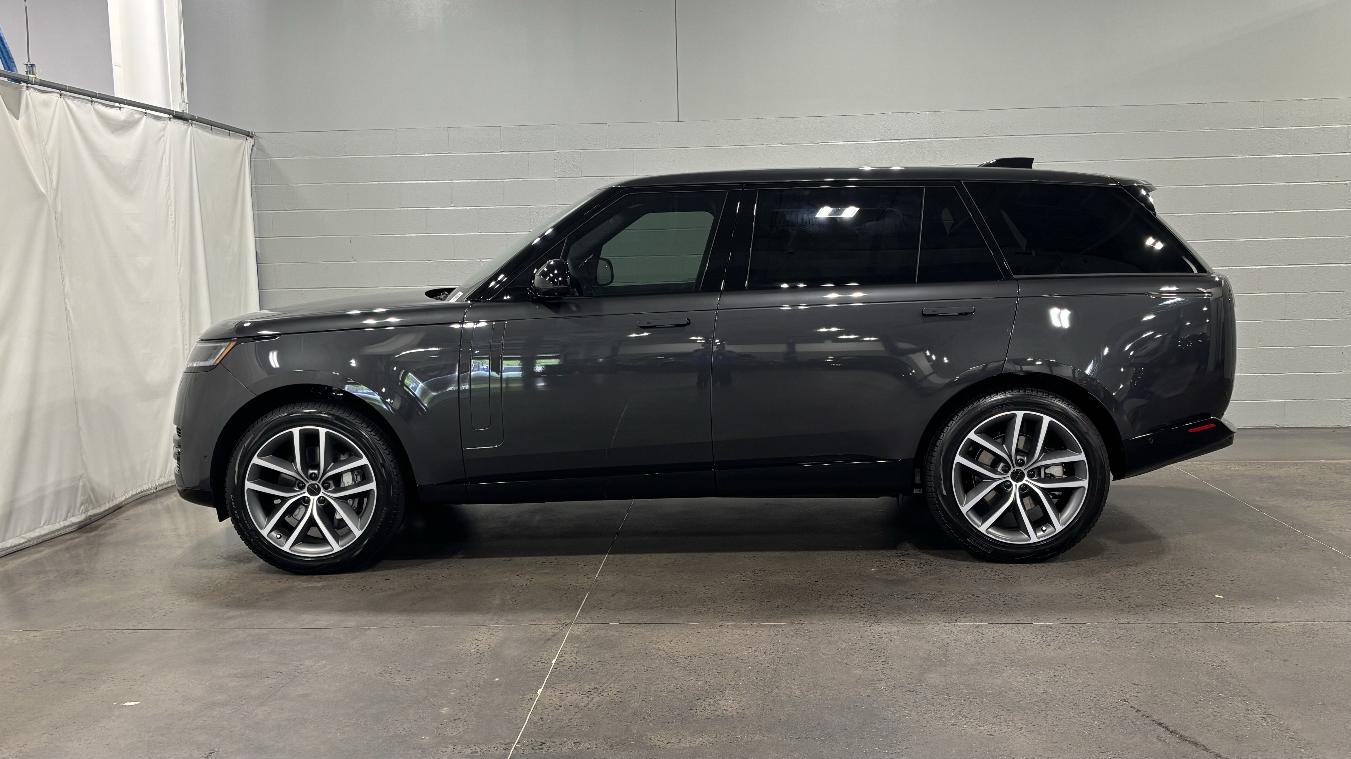 New 2026 Land Rover Range Rover Long Wheelbase SE AWD/4WD image 7