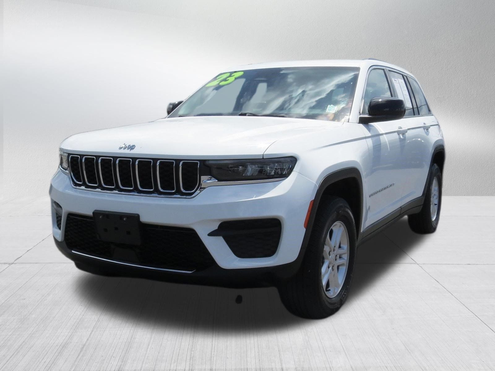 Used 2023 Jeep Grand Cherokee Laredo AWD/4WD image 7
