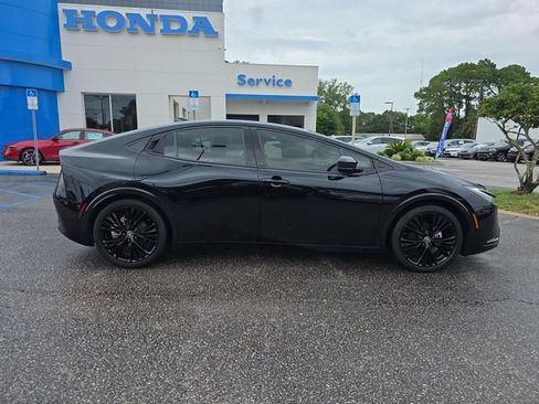 Used 2025 Toyota Prius FWD image 3