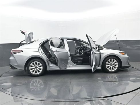 Used 2021 Toyota Camry LE image 34