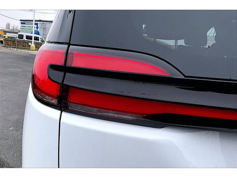 Used 2025 Chrysler Pacifica Select image 35