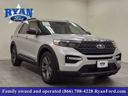 Used 2021 Ford Explorer XLT w/ Equipment Group 202A image 2