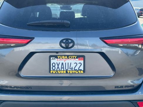 Used 2021 Toyota Highlander XLE AWD/4WD image 19