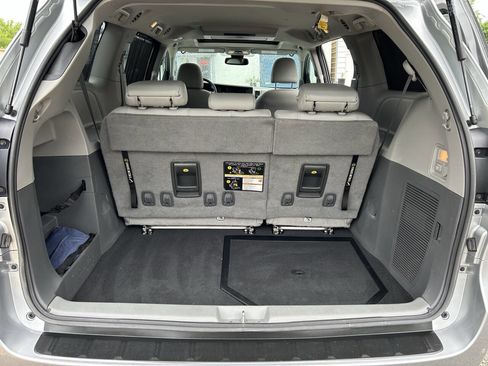 Used 2020 Toyota Sienna XLE Premium FWD image 9