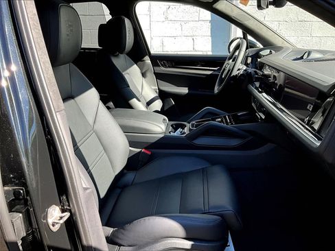 Used 2025 Porsche Cayenne Turbo AWD/4WD image 10