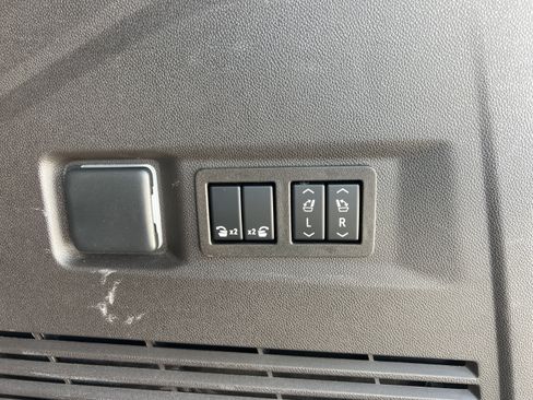 Used 2021 GMC Yukon SLT w/ SLT Premium Package RWD image 32