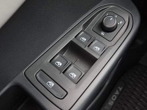 Certified 2025 Volkswagen Taos SE w/ Panoramic Sunroof Package FWD image 20