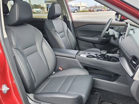 Used 2023 Nissan Rogue SV w/ SV Premium B Package image 15