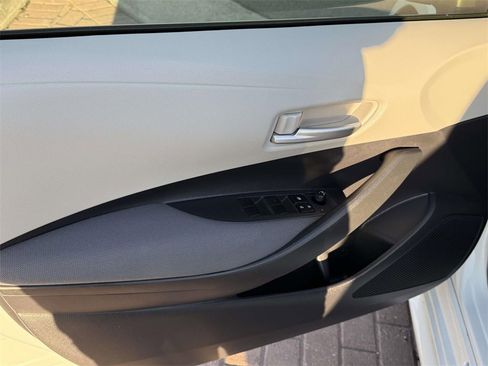 Used 2021 Toyota Corolla LE image 9