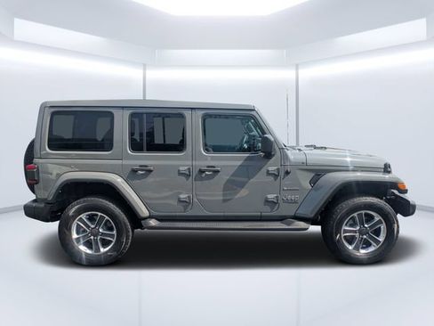Used 2022 Jeep Wrangler Unlimited Sahara w/ LED Lighting Group AWD/4WD image 2