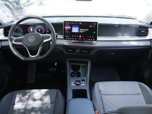 Certified 2025 Volkswagen Tiguan SE FWD image 23