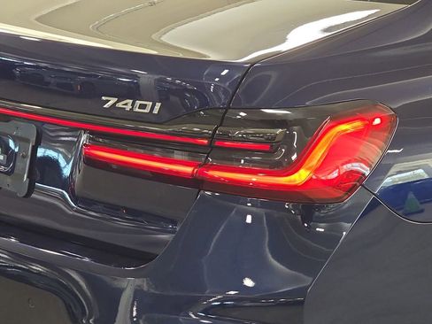 Used 2022 BMW 740i w/ M Sport Package image 33