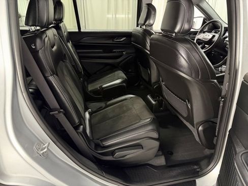 Used 2023 Jeep Grand Cherokee L Laredo image 8